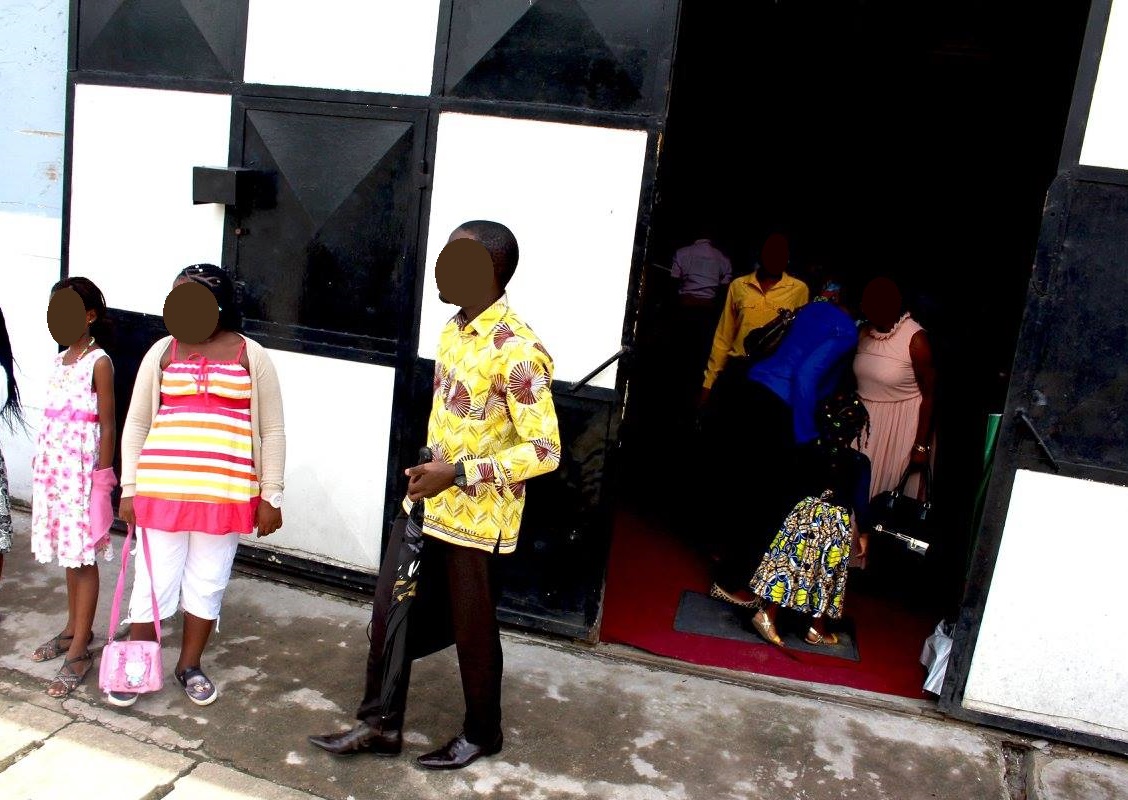 Impact Centre Chrétien ICC Douala (Cameroun) : porte d'entrée à damier