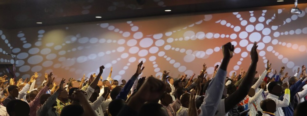 Impact Centre Chrétien Paris : symboles formant des yeux ?